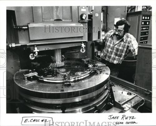 1986 Press Photo Jake Rutz machines the gears for bearing assemblies at Cascade